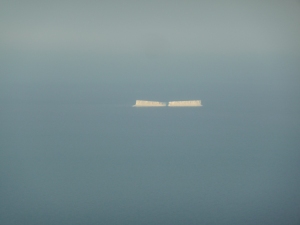 Nous avons eu beaucoup de chance! Directement de la Baie d'Hudson et plus loin encore... Voici le plus gros iceberg du voyage!